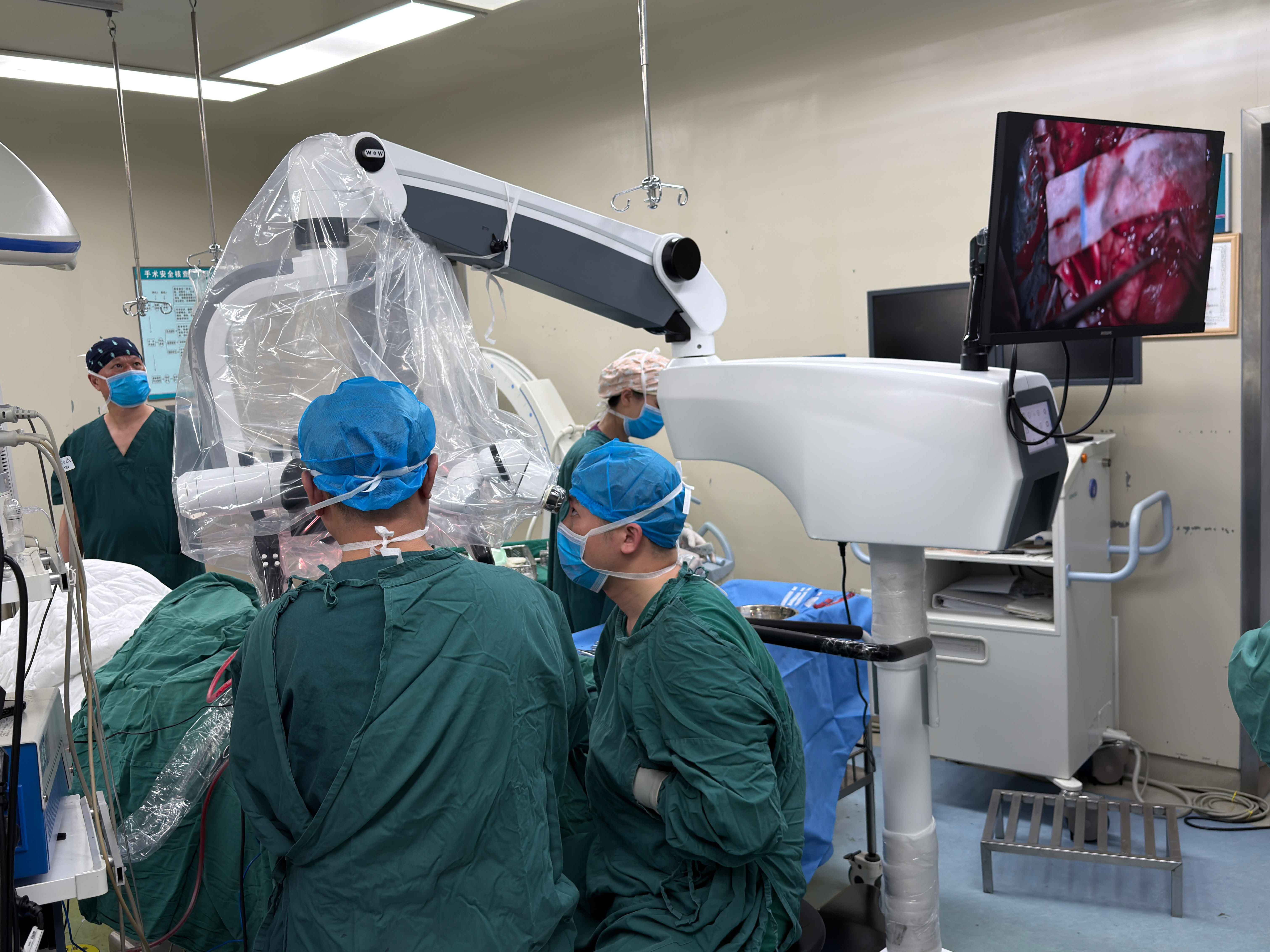 https://www.vipmicroscope.com/asom-630-operating-microscope-for-neurosurgery-with-magnetic-brakes-and-fluorescence-product/